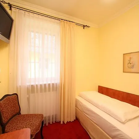 Gaestehaus Ploenlein - Goldener Hirsch Rothenburg ホテル ローテンブルク・オプ・デア・タウバー