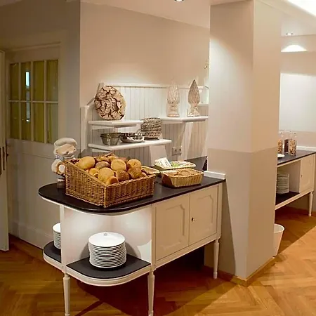 Gaestehaus Ploenlein - Goldener Hirsch Rothenburg * Ротенбург-на-Таубере
